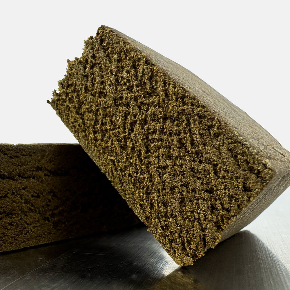 Deux tranches d'un morceau de CBD Crémeux qui se chevauchent