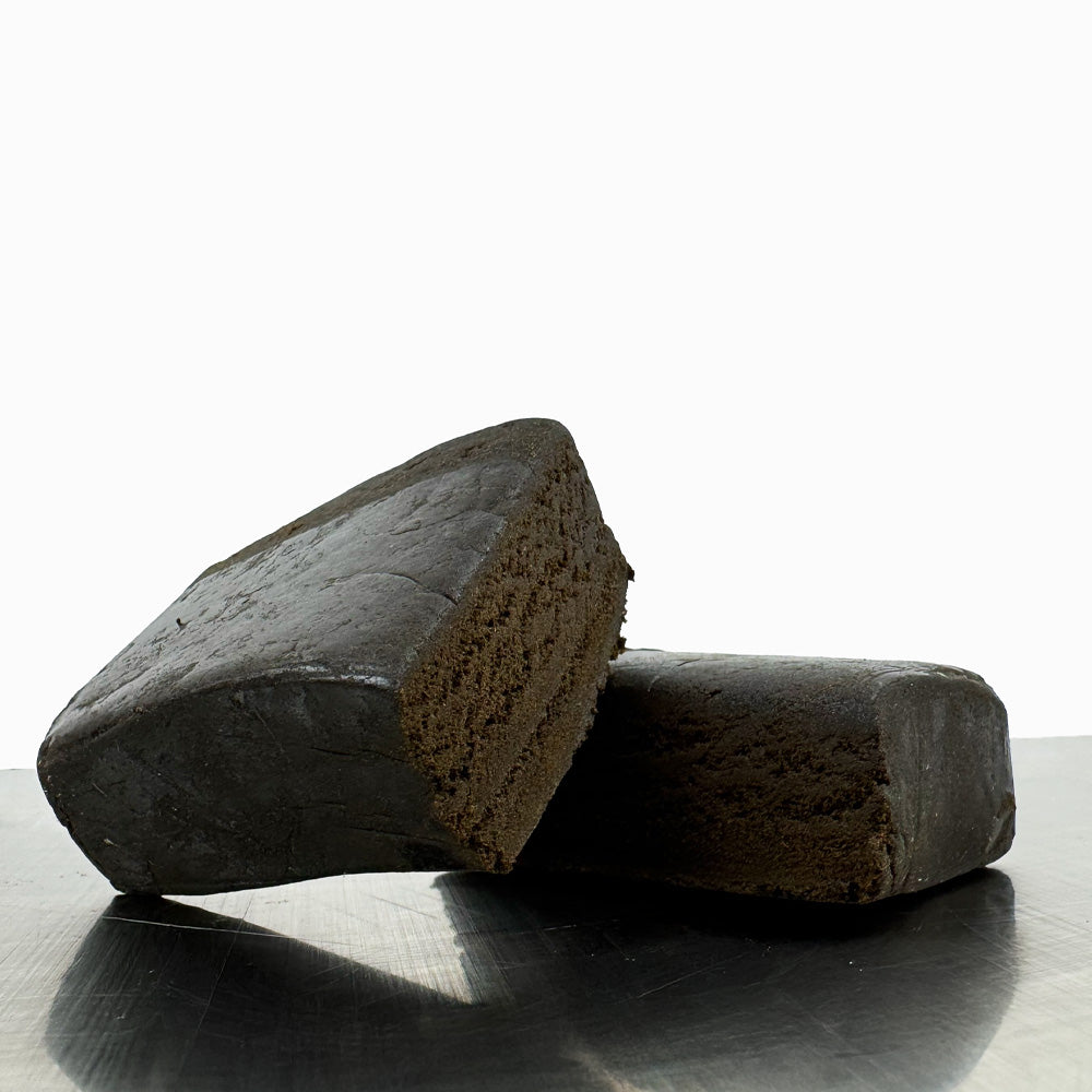 Deux morceaux de CBD Afghan qui se chevauchent