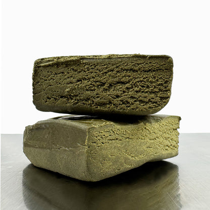 Morceau de CBD Bubble Hash coupé en deux