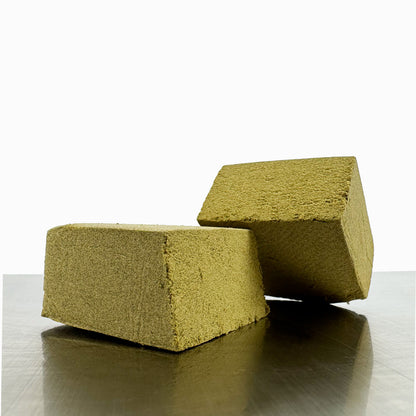 Deux tranches d'un bloc de CBD DS Stawberry qui se chevauchent