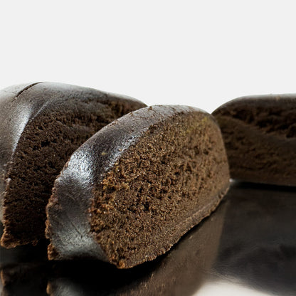 Zoom sur la tranche d'une boule de CBD Libanais coupée en trois