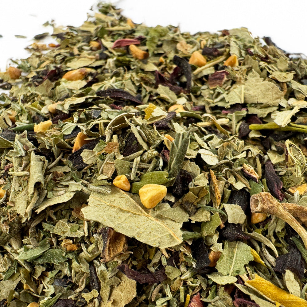 Zoom sur un mélange d'herbes de tisane de CBD pour le réveil