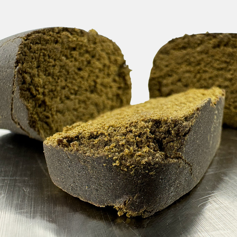 Zoom sur la tranche d'un morceau de CBD Olive coupé en trois